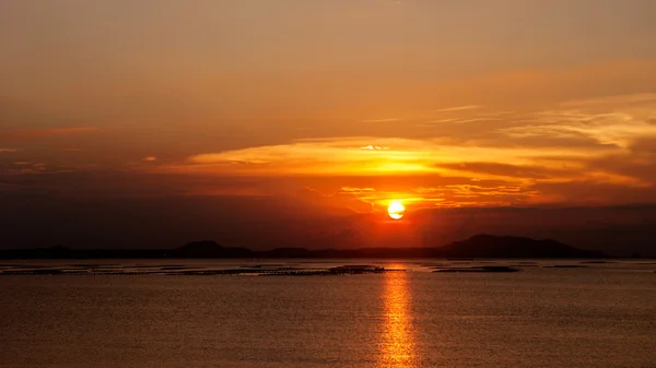 Cielo del atardecer en la isla Si Chang, Tailandia —  Fotos de Stock