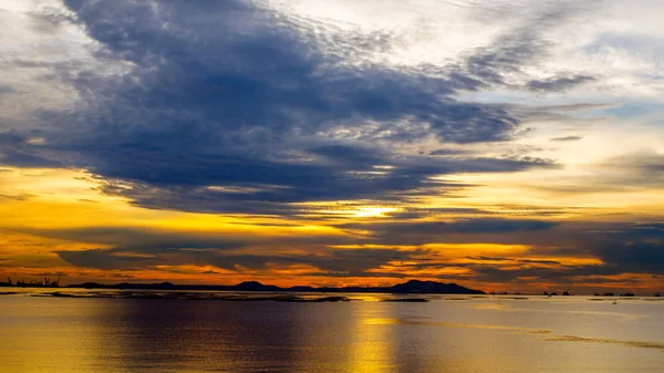 Joli ciel couchant avec nuages sur l'île de Si Chang — Photo