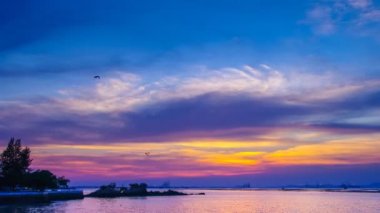 4 k zaman atlamalı alacakaranlık gökyüzü denizde