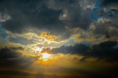 Güneş gökyüzünde bulutlar ile