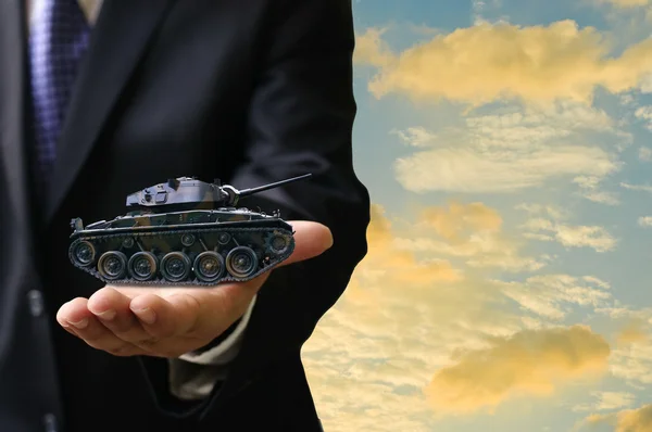 War business concept, Businessman offer war tank — Stock Photo, Image