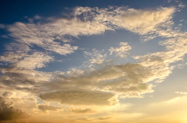 Beaux nuages avec lumière du coucher du soleil — Photo