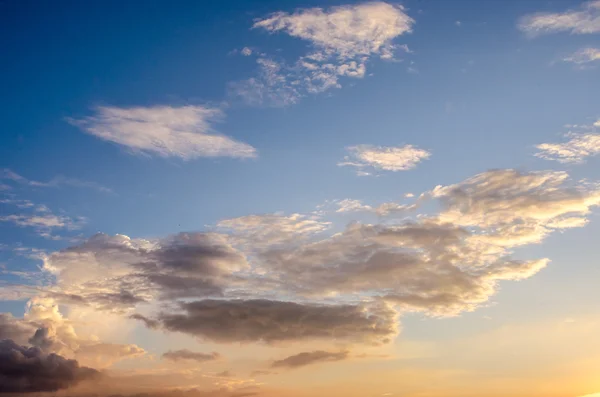 Bonitas nubes con luz del atardecer — Foto de Stock