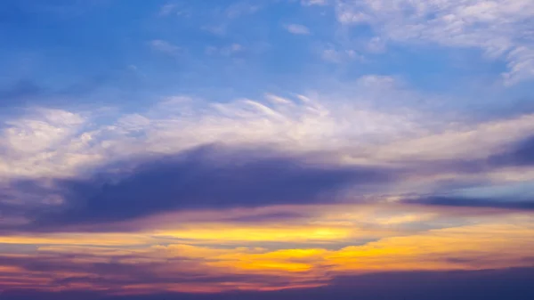 Beau soleil dans le ciel avec des nuages — Photo