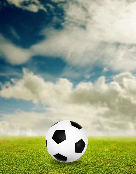 Futbol güzel gökyüzü arka plan ile çimenlerin üzerinde — Stok fotoğraf
