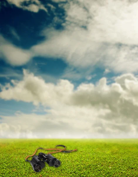 Fernglas auf Gras, Vision-Konzept — Stockfoto