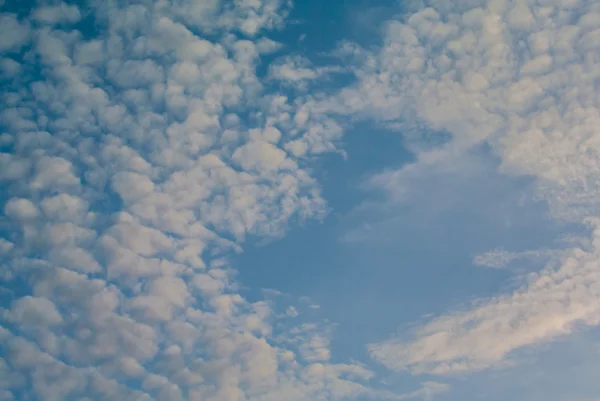 Beaux nuages dans le ciel bleu — Photo