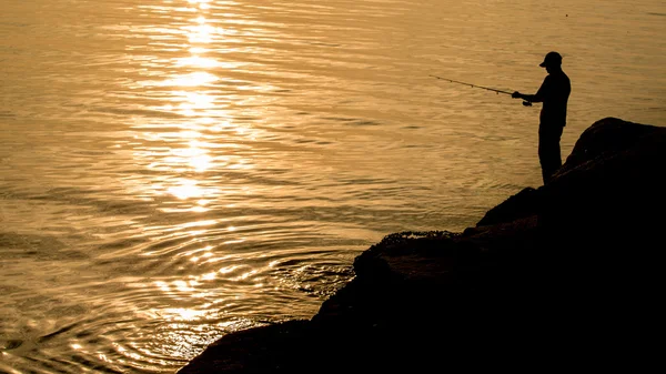 Man fishing at sea — Stock Photo, Image