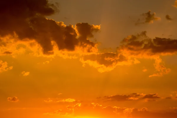 Ciel beau coucher de soleil avec nuages — Photo