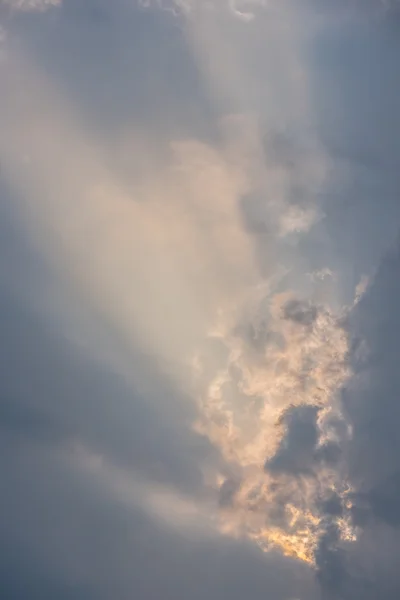 Schöner Sonnenstrahl mit Wolken — Stockfoto