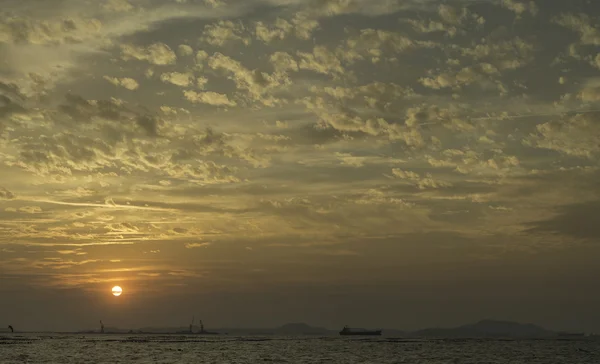 Szép napnyugtakor ég, a felhők, a tengeren, Thaiföld — Stock Fotó
