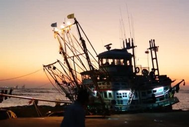 Balıkçı tekne İskelesi, aydınlatma ile