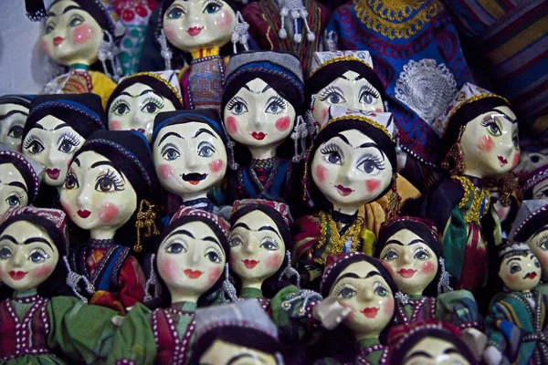Bonecas de porcelana em traje período Uzbeki Imagens Royalty-Free