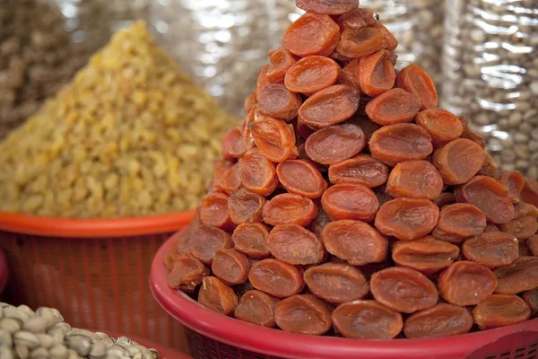 Torkade aprikoser i marknaden i Uzbekistan Royaltyfria Stockfoton