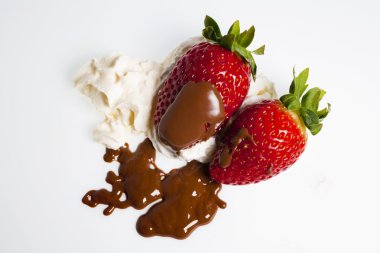 strawberryes anchocolate ve krem şanti