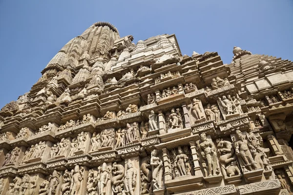 Hindoe tempel met bas-reliëfs — Stockfoto