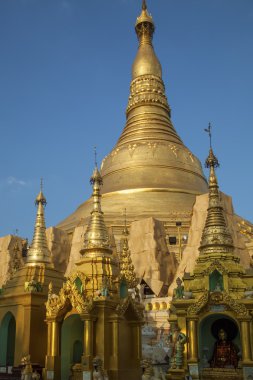 Myanmar, altın stupa