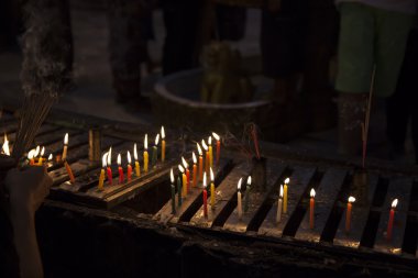 Myanmar, tapınağın Adak mumları