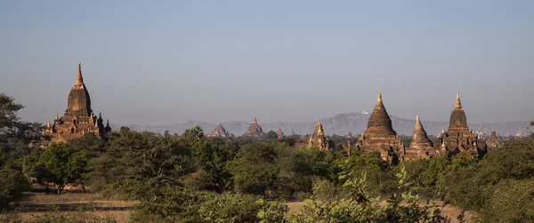 Myanmar, antiga Stupa na planície — Fotografia de Stock