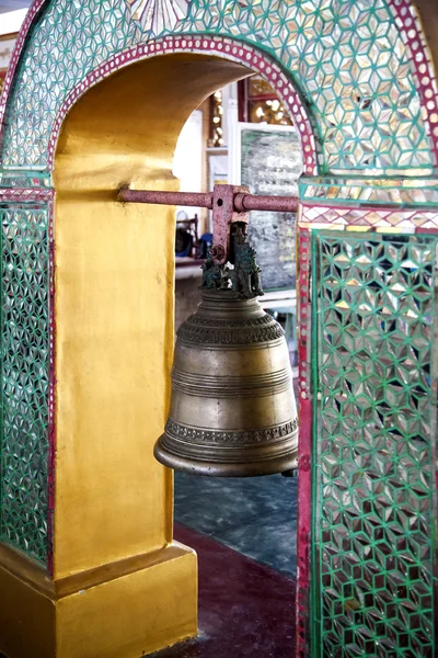 Myanmar, the bell of the temple of Buddha — Stock Photo, Image