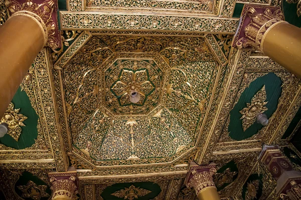 Myanmar, versierd plafond van de tempel — Stockfoto