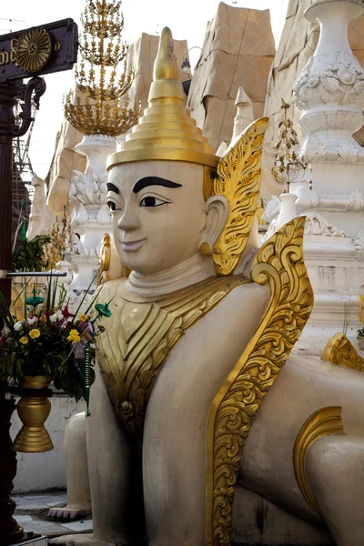 Myanmar Stupas und heilige Statuen — Stockfoto