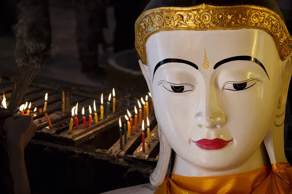 Myanmar, Buda heykeli ve mumlar — Stok fotoğraf