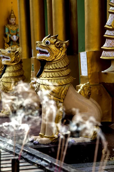 Myanmar Stupas und heilige Statuen — Stockfoto