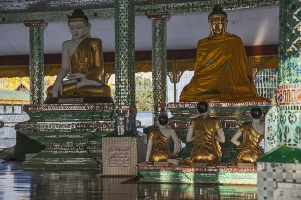 Myanmar, im Tempel des Buddha — Stockfoto