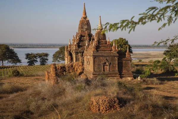 Myanmar. estupas al río —  Fotos de Stock