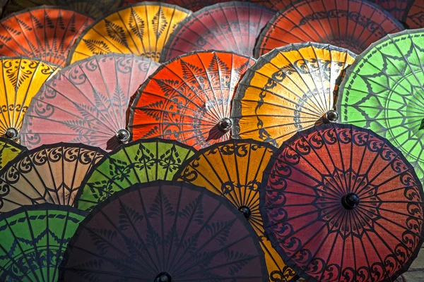 Myanmar, paraplyer typiska Stockbild
