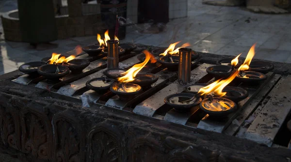 Myanmar, velas votivas no templo Imagem De Stock