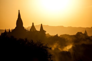 Myanmar, gün batımında bagan