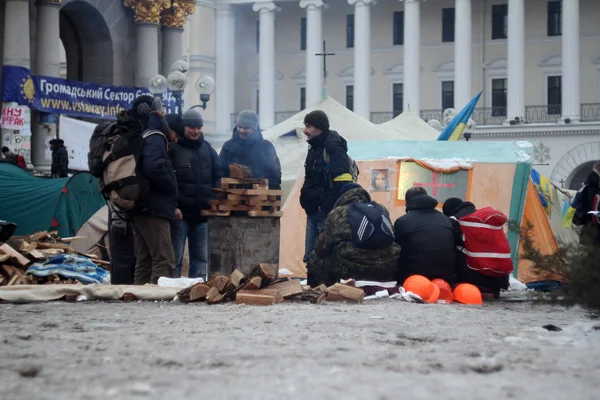 Kitle hükümet karşıtı protestolar Kiev merkezi Euromaydan. Protestocular yangın tarafından ısıtılır
