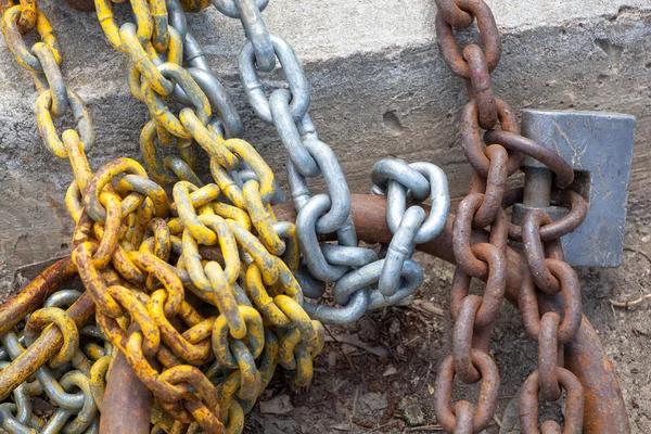 Chains with lock against a concrete wall — Stock Photo, Image