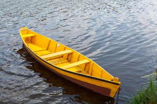 Barca in un fiume — Foto Stock