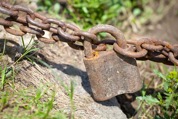 Rostige Kette mit Schloss — Stockfoto