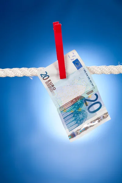 Una banconota da 20 euro appesa alla corda bianca — Foto Stock