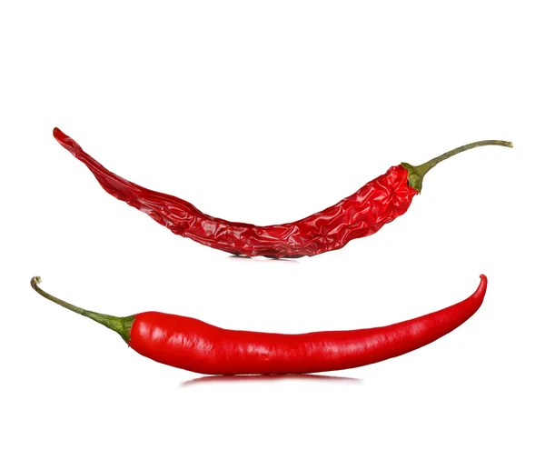 Torr och fräsch röd varm paprika på vit — Stockfoto
