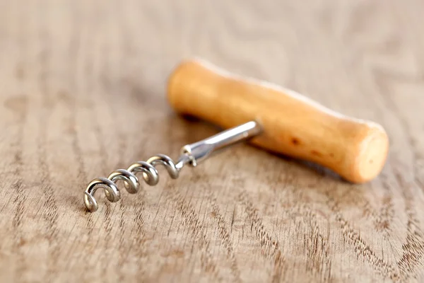 Corkscrew på ett bord — Stockfoto