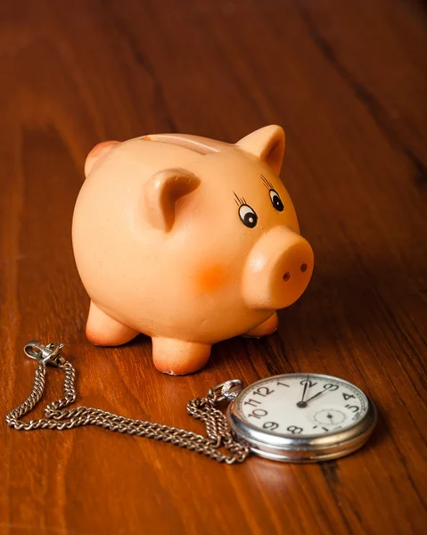 Банк свиней и карманные часы — стоковое фото