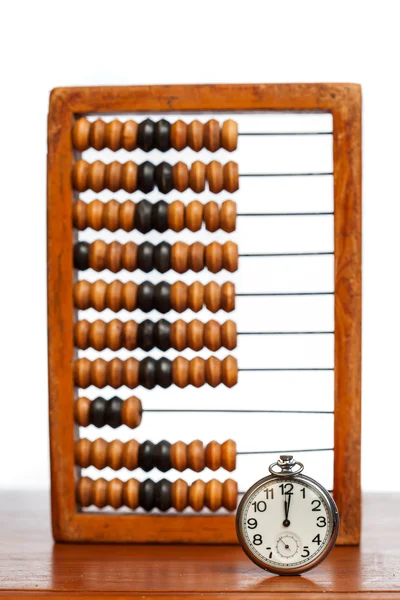 Ahşap abacus karşı masada cep saati — Stok fotoğraf