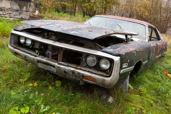 Viejo coche oxidado —  Fotos de Stock