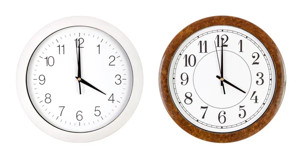 Deux faces d'horloge montrant quatre heures — Photo