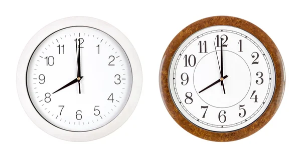 Dos relojes que muestran las ocho en punto — Foto de Stock