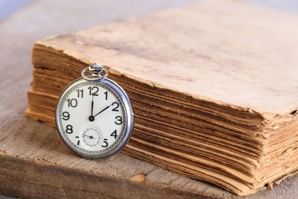 Kitap yanındaki cep saati — Stok fotoğraf