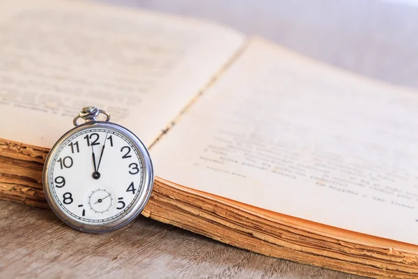 Reloj de bolsillo al lado del libro — Foto de Stock