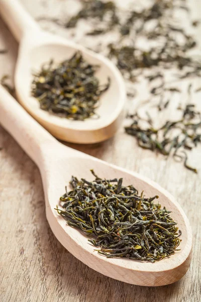 Cucchiai con erbe di tè verde — Foto Stock