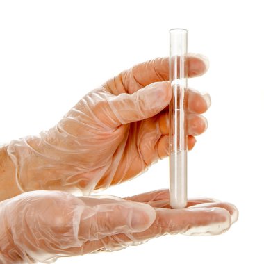 Lateks eldiven ile beyaz toz tüp tutarak ellerinde