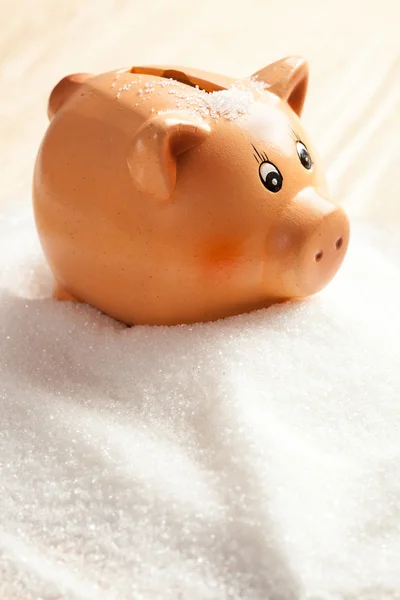 Piggy bank in een hoop van suiker — Stockfoto